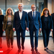 „Hubmann‘s Eleven“: Die Verhandlungsprofis kommen KI-Bild zeigt Abda-Leute in Anzügen