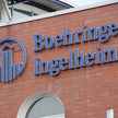 Foto: Das Logo von Boeheringer Ingelheim auf einer Backsteinfassade