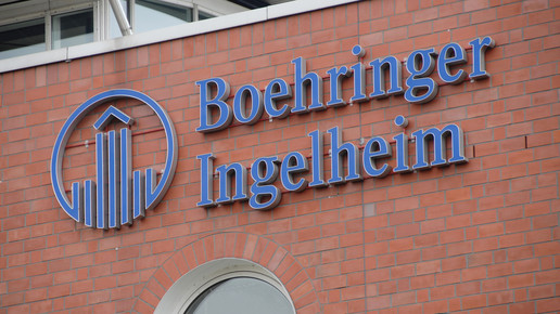 Logo von Boehringer Ingelheim an einer Gebäudewand
