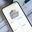 ePA-Nutzung nimmt zu Foto: Eine geöffnete ePA auf einem Smartphone, darunter Gesundheitsdokumente wie ein Muster-16-Rezept.