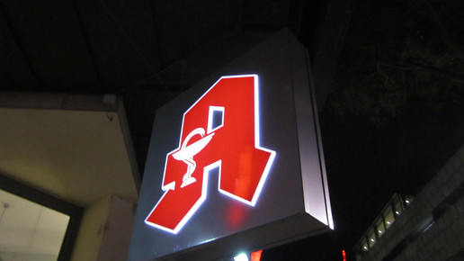 Apotheken-A bei Nacht