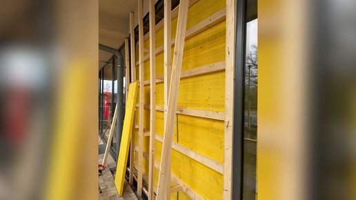 Schäden nachdem ein Auto in die Römer-Apotheke Rosenheim gefahren ist