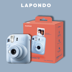 INSTAX mini 12 Sofortbildkamera in Pastel Blue vor der Produktverpackung, mit LAPONDO Logo im oberen Bildbereich.