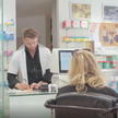 Dekoratives Bild: Ein Apotheker verschreibt einer Kundin etwas in der Apo