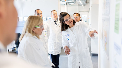 Bundesgesundheitsministerin Nina Warken im Gespräch mit Dr. Fabienne Libuda, Head of Analytical Lead