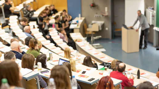 Symbolbild: Studierende sitzen in einem Hörsaal. 