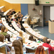 Symbolbild: Studierende sitzen in einem Hörsaal. 