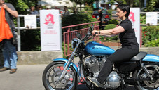 Apothekerpaar auf heißen Maschinen