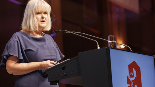 Claudia Korf auf der Bühne beim DAT