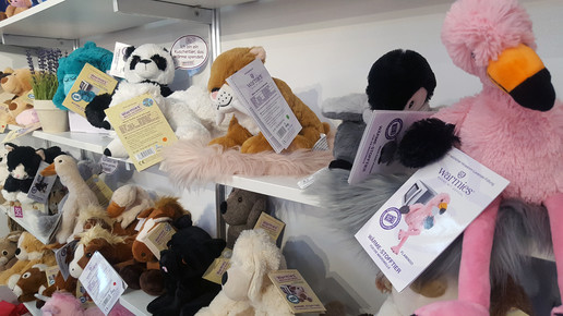 Foto: Eine Auswahl an Warmies in einem Regal