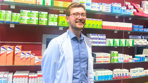 Julius Rochell in seiner Apotheke