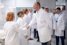 Friedrich Merz im Labor bei Hexal