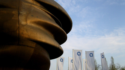 Zentrale der Apobank mit Skulptur und Fahnen