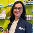 Tausende Euro: Apothekerin investiert in Online-Business Foto: Apothekerin Angelika Wallis lächelnd vor der Sichtwahl ihrer Apotheke