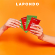 Zwei Hände halten die nevernot Intimate Wipes (Intimpflegetücher für unterwegs) vor einem orangenen Hintergrund. Oberhalb des Produkts ist das Logo des LAPONDO Shops zu sehen.