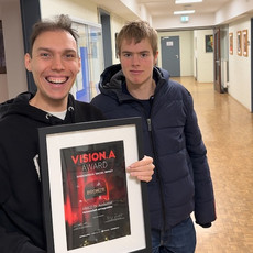 Jannis Augustin nimmt den Vision.A-Award für Social Impact entgegen.