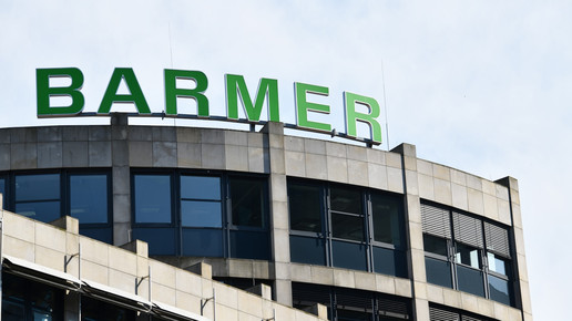 Die Barmer-Zentrale in Berlin mit dem Schriftzug am Haus. Mehr dazu im Artikel.