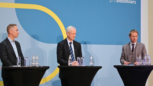 Personen v.l.: Dr. André Breddemann (Barmer), BMG-Abteilungsleiter Thomas Müller und Dr. Christopher Kirsch, Vorsitzender der AG Pro Biosimilars und Head of Market Access bei Sandoz Germany, auf dem Symposium der AG Pro Biosimilars in Berlin.