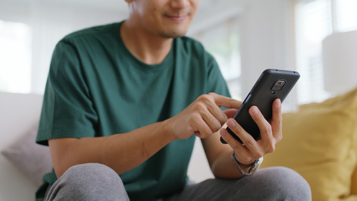 Foto: Eine Person tippt etwas auf ihrem Smartphone ein