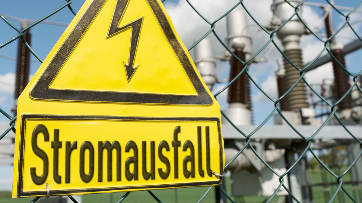 Bei-Stromausfall-Fremder-Arzt-in-der-Apotheke-