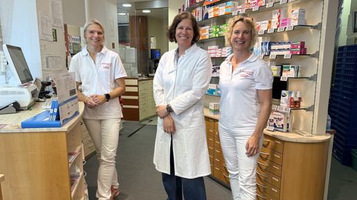 Kristina Herbst im weißen Kittel in der Pharmazeutix Apotheke auf dem Rhen. Mehr dazu im Artikel.