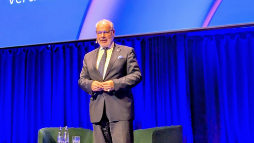 Dr. Georg Kippels (CDU) auf der Bühne mit blauem Hintergrund. Mehr dazu im Artikel.
