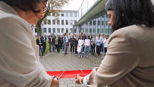 Die Bayer- Mitarbeiterinnen Chloe Picot und Aude Barroso durchtrennen ein Band, um die Eröffnung eines neuen Labors am Standort des Unternehmens in Darmstadt zu feiern.