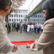 Bayer eröffnet Iberogast-Labor Die Bayer- Mitarbeiterinnen Chloe Picot und Aude Barroso durchtrennen ein Band, um die Eröffnung eines neuen Labors am Standort des Unternehmens in Darmstadt zu feiern.