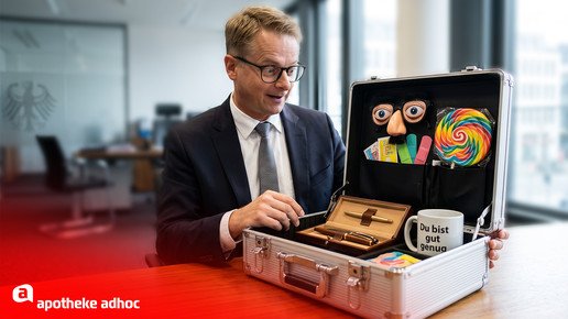 Monateg zeigt Carsten Linnemann mit Notfallkoffer