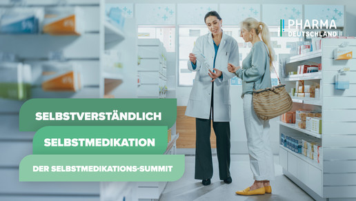 Apothekerin berät Kundin in einer Apotheke. Drei grüne Banner zeigen den Text: „SELBSTVERSTÄNDLICH SELBSTMEDIKATION – DER SELBSTMEDIKATIONS-SUMMIT“. Oben rechts befindet sich das Logo des Pharmaverbandes PHARMA DEUTSCHLAND.