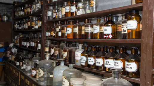 Adler-Apotheke Erlangen Alte Flaschen Marie-Theres Graf 