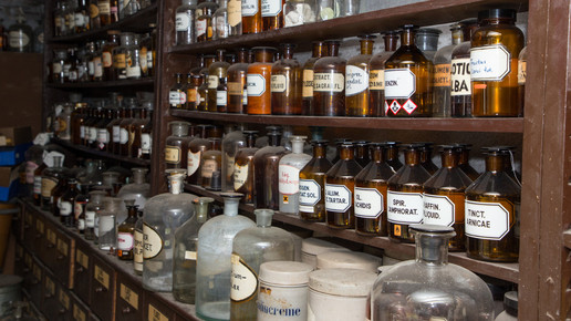 Adler-Apotheke Erlangen Alte Flaschen Marie-Theres Graf 