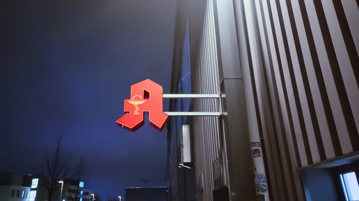 Foto: Apotheken-A-Schild nachts.