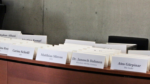 Foto der Namensschilder der Beteiligten einer öffentlichen Anhörung des Gesundheitsausschuss des Bundestags zum „Gesetz zur Änderung des Medizinal-Cannabisgesetzes“