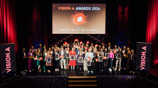 Abgebildet ist ein Foto der 2024 Vision.A Awards von allen Award Gewinner:innen gemeinsam auf der Bühne.
