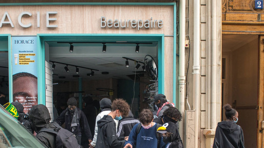 Eine Pariser Apotheke wird geplündert