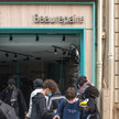 Eine Pariser Apotheke wird geplündert