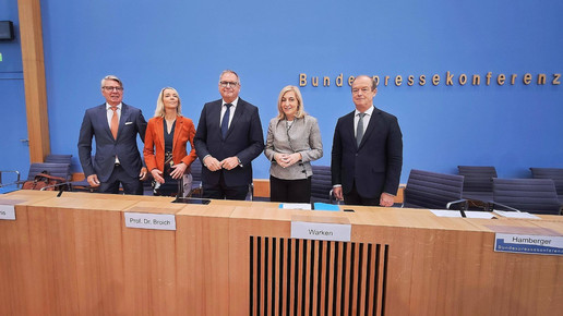 Han Steutel, Stefanie Stoff-Ahnis, Karl Broich, Nina Warken, Michael Hallekbei der PK zur Eröffnung des Forschungsdatenzentrums