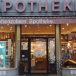 Kunde mit Kind greift Apotheker an