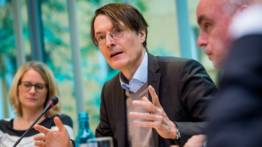 Lauterbach: Brauchen drei Impfungen für Schutz gegen Omikron