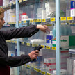 Mitarbeiterin im Lager eines Großhändlers