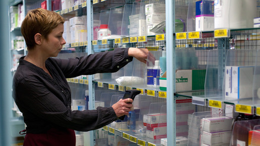 Mitarbeiterin im Lager eines Großhändlers