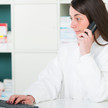 Apothekenmitarbeiterin am Telefon