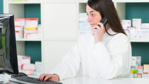 Apothekenmitarbeiterin am Telefon