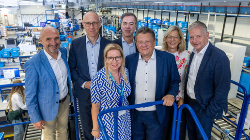 Gruppenfoto beim Besuch: Slobodan Brkic (v.l.), Betriebsleiter Niederlassung Delmenhorst, Dr. Joachim Lindner, Geschäftsleiter Betrieb Alliance Healthcare, Astrid-Caroline Herting, Apothekerin Qualitätssicherheitsbeauftragte (QSB) Alliance Healthcare, Michael Dammann, Geschäftsführer Phagro, niedersächsischer Gesundheitsminister Dr. Andreas Philippi, Gönna Schneil, Head of External Affairs Alliance Healthcare, Henry Meinert, Regionalvertriebsleiter Nord Alliance Healthcare.