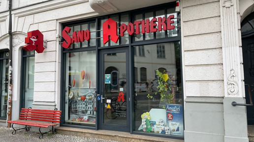 Foto: Die Apothekenfront der Sano-Apotheke.