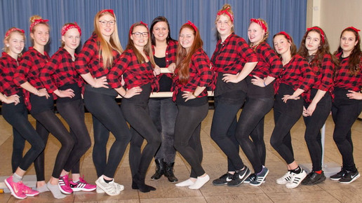 Linda mit ihrer Tanzgruppe