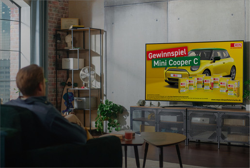Eine Person schaut die TV Werbung von WEPA in einem Zuhause