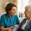 Eine Ärztin oder eine Pflegerin zum Hausbesuch bei einer Seniorin