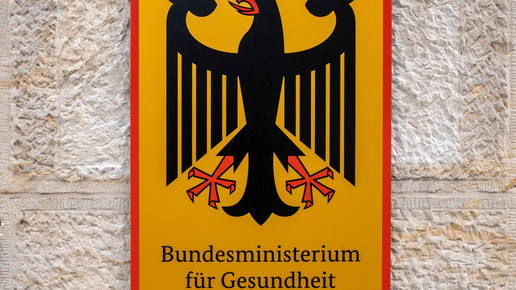 Symbolbild: Schild am Bundesgesundheitsministerium mit der Aufschrift „Bundesministerium für Gesundheit“